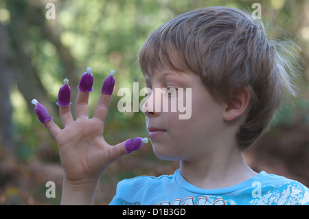 Six ans mettre fleurs digitale sur ses doigts Banque D'Images