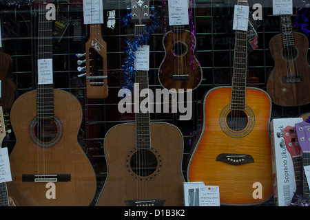 Guitares dans une vitrine d'un magasin de musique Banque D'Images