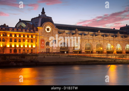 Le crépuscule sur le musée d'Orsay et de la Seine, Paris France Banque D'Images