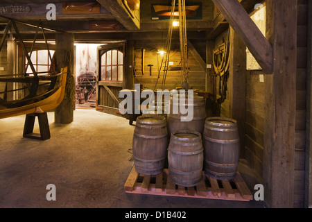 Intérieur avec des vieux fûts de bois à Navigo, le Musée National de la pêche à Koksijde / Coxyde, Belgique Banque D'Images