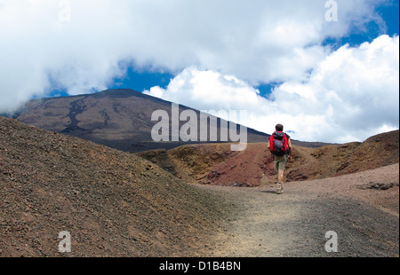 Un homme de la randonnée sur le volcan Piton de la fournaise à la réunion. Banque D'Images