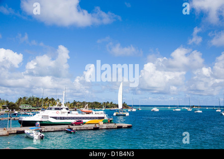 Jetée du port de passagers de l'hôtel Clifton voiliers a Union Island St Vincent et les Grenadines Caraïbes tropiques tr Banque D'Images