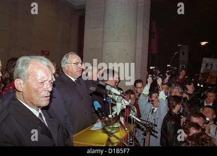 L'ancien chancelier Willy Brandt et l'actuel chancelier fédéral, M. Helmut Kohl, Berlin, Allemagne Banque D'Images