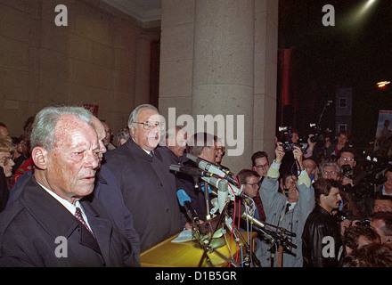 L'ancien chancelier Willy Brandt et l'actuel chancelier fédéral, M. Helmut Kohl, Berlin, Allemagne Banque D'Images