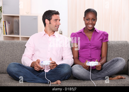 Couple playing computer games Banque D'Images