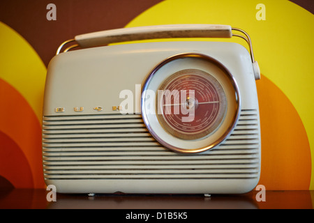 Retro style bush radio portable Banque D'Images