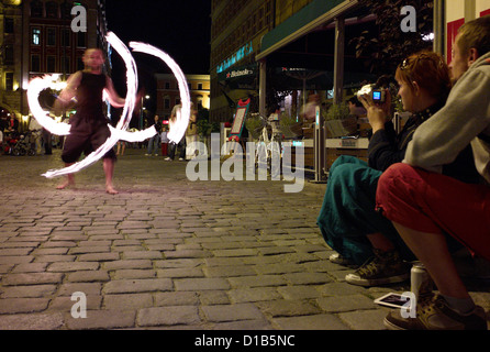 Wroclaw, Pologne, artistes de rue entièrement exécuté une danse du feu Banque D'Images