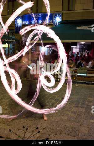 Wroclaw, Pologne, artistes de rue entièrement exécuté une danse du feu Banque D'Images