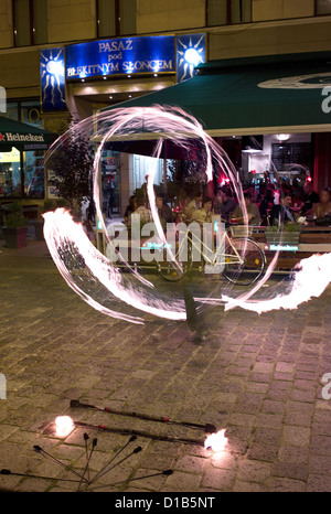 Wroclaw, Pologne, artistes de rue entièrement exécuté une danse du feu Banque D'Images