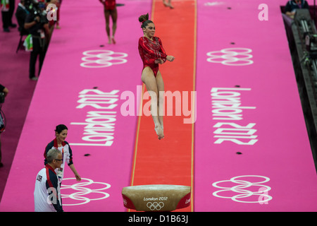 McKayla Maronney (USA) préformes la voûte au cours de l'équipe de gymnastique féminine à la finale des Jeux Olympiques d'été de 2012 Banque D'Images