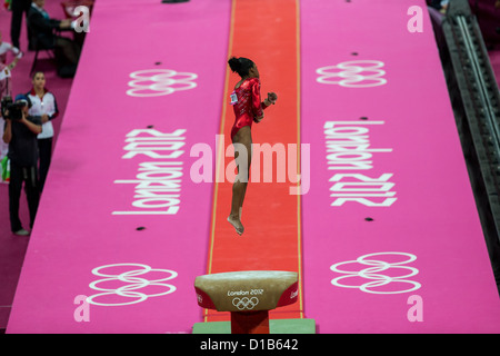 Gabrielle Douglas (USA) préformes la voûte au cours de l'équipe de gymnastique féminine à la finale des Jeux Olympiques d'été de 2012 Banque D'Images