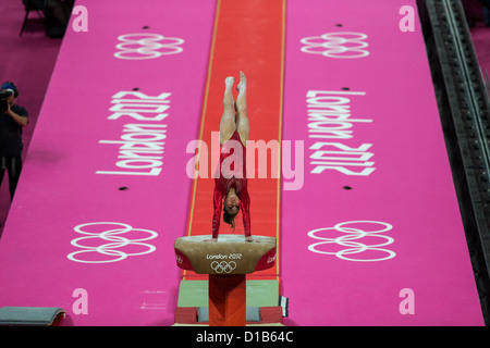 McKayla Maronney (USA) préformes la voûte au cours de l'équipe de gymnastique féminine à la finale des Jeux Olympiques d'été de 2012 Banque D'Images