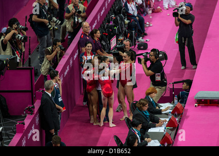 USA Women's team célébrer au cours de gymnastique l'équipe finale au Jeux Olympiques d'été 2012, Londres, Angleterre Banque D'Images