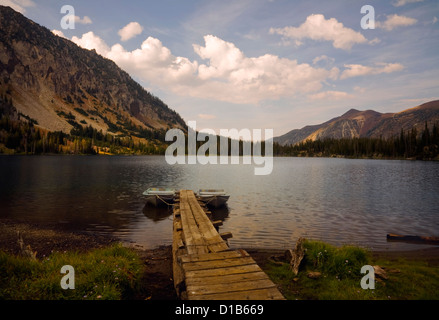 OREGON - quai sur le lac de l'anéroïde dans l'Eagle Cap Désert de la montagnes Wallowa dans l'Wallowa-Whitman National Forest. Banque D'Images