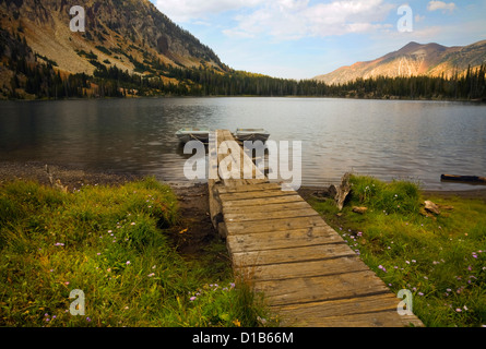 OREGON - quai sur le lac de l'anéroïde dans l'Eagle Cap Désert de la montagnes Wallowa dans l'Wallowa-Whitman National Forest. Banque D'Images