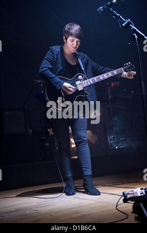 Wolverhampton, Royaume-Uni. 12 décembre 2012. Le chanteur et guitariste Romy Madley Croft en spectacle avec son groupe indie le xx à salle municipale de Wolverhampton le 12 décembre 2012. Banque D'Images