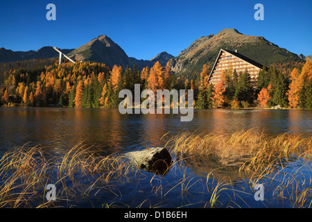 Couleurs d'automne et de réflexion à Štrbské Pleso dans la région de Slovaquie Tatras Banque D'Images