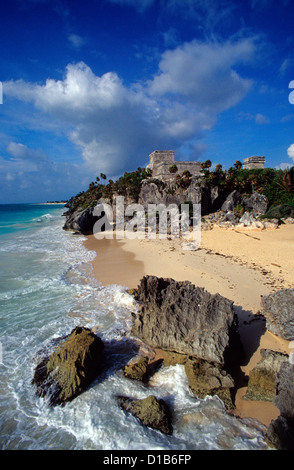 Plage de Tulum . El Castillo en arrière-plan . Yucatan, Mexique. Banque D'Images