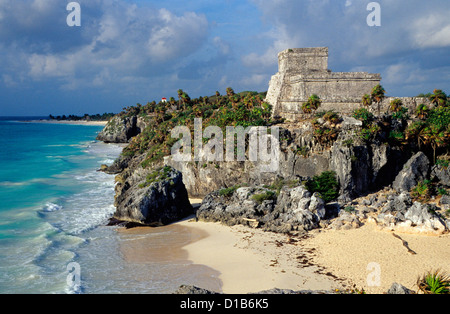 Plage de Tulum . El Castillo en arrière-plan . Yucatan, Mexique. Banque D'Images