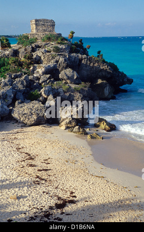 Plage de Tulum . El Castillo en arrière-plan . Yucatan, Mexique. Banque D'Images