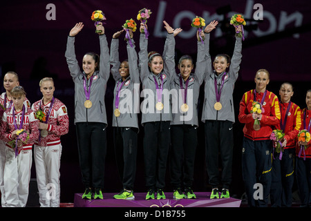 Team USA L-R Jordyn Wieber, Gabrielle Douglas,McKayla Maroney, Alexandra Raisman, Kyla Ross d'or olympique dans l'gymnaste féminine Banque D'Images