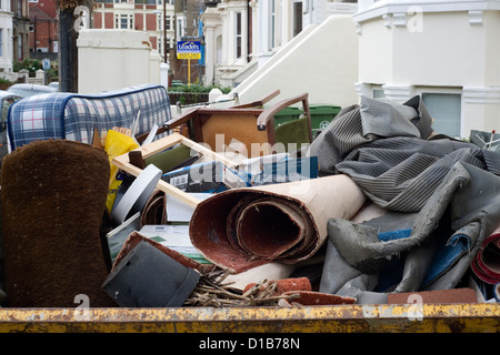 Grand skip to plein de détritus domestiques des ménages Banque D'Images