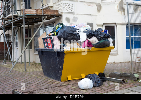 Grand skip to plein de détritus domestiques des ménages Banque D'Images