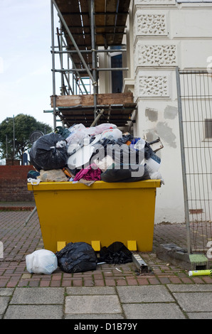 Grand skip to plein de détritus domestiques des ménages Banque D'Images