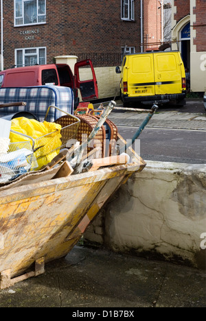 Grand skip to plein de détritus domestiques des ménages Banque D'Images