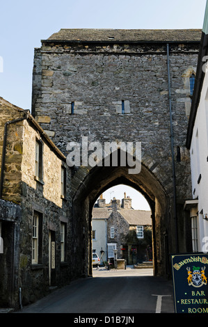 L'ancien Prieuré fortifié contre les raids frontaliers Gatehouse survit encore dans la place du village pittoresque de Cartmel. Banque D'Images