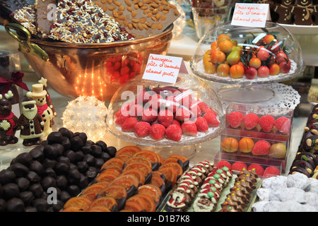 Candy et de massepain en exposition dans un magasin avant de Bruges, Belgique Banque D'Images