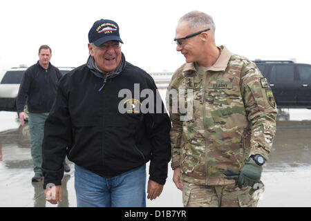 Le secrétaire américain à la Défense Leon Panetta promenades avec LT Général James Terry, commandant de la Force internationale d'assistance à la sécurité, commande conjointe le 13 décembre 2012 , à Kaboul, en Afghanistan. Banque D'Images