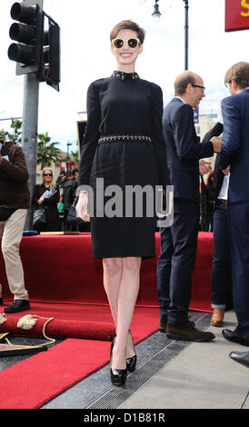 Hollywood, Etats-Unis. 13 décembre 2012. Anne Hathaway assistant à la cérémonie d'Étoiles pour Hugh Jackman sur le Hollywood Walk of Fame, Hollywood, USA Dec 13th 2012. Credit : Sydney Alford / Alamy Live News Banque D'Images