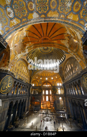 Dômes dorés et fresques à l'intérieur du mur de Qibla crooked Sainte-sophie avec pendentifs bois Istanbul Turquie Banque D'Images