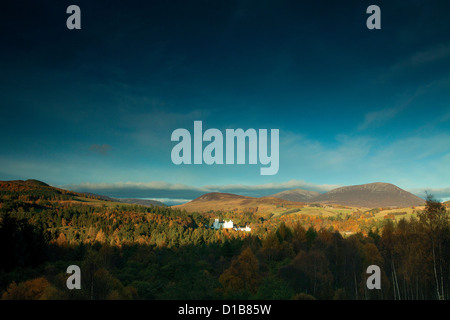 Le château de Blair et de Beinn un Ghlo près de Corowa, Perthshire Banque D'Images