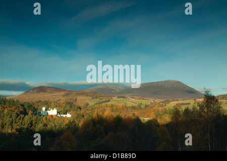 Le château de Blair et de Beinn un Ghlo près de Corowa, Perthshire Banque D'Images