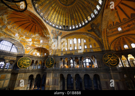 Dômes dorés des fresques et six dans l'Saraphim ailé de Sainte-sophie à Istanbul Turquie cocardes bois Banque D'Images