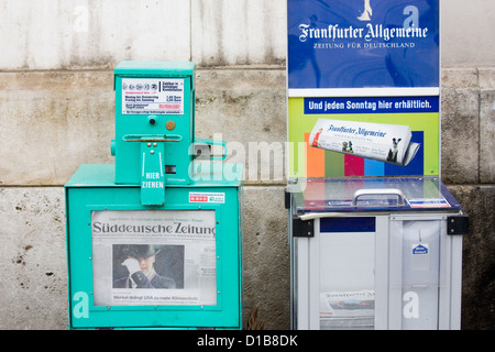 Munich, Allemagne, la vente de box pour le Sueddeutsche Zeitung et le Frankfurter Allgemeine Zeitung Banque D'Images