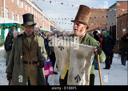 Assez louches habillés en vêtements traditionnels, divertir les visiteurs à la fête de Noël victorien portsmouth Banque D'Images