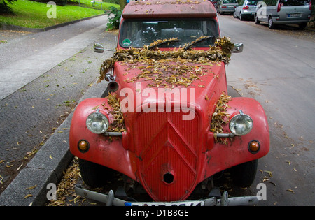 Berlin, Allemagne, couvert de feuilles Citroen 11 CV Banque D'Images