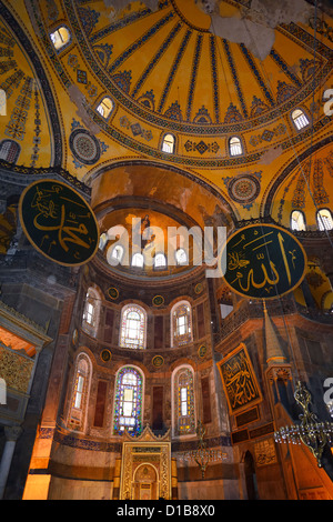 L'abside d'or avec mosaïque de Marie et le Christ enfant dans Hagia Sophia Istanbul TURQUIE Banque D'Images