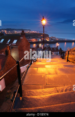 Vue de la ville côtière de Whitby au crépuscule, à au nord de l'autre côté de la rivière Esk port depuis les 199 marches. Banque D'Images