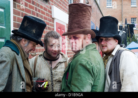 Assez louches habillés en vêtements traditionnels, divertir les visiteurs à la fête de Noël victorien portsmouth Banque D'Images