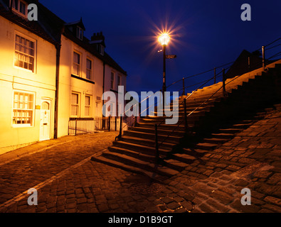 Vue de la ville côtière de Whitby au crépuscule, à la recherche le long de la rue de l'Église au bas des 199 marches. Banque D'Images