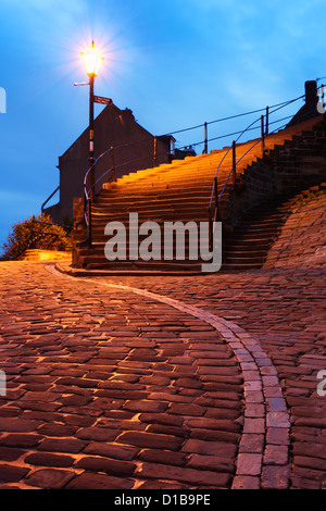 Vue de la ville côtière de Whitby au crépuscule, à la recherche le long de la rue de l'Église au bas des 199 marches. Banque D'Images