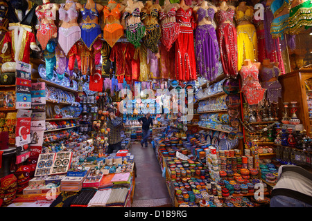 Shop dans l'Egyptian Spice Bazaar Istanbul avec costumes de danse du ventre et de la céramique La Turquie Fatih Eminonu Banque D'Images