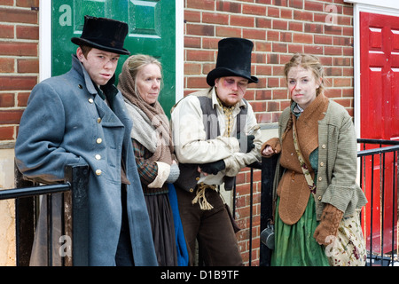 Assez louches habillés en vêtements traditionnels, divertir les visiteurs à la fête de Noël victorien portsmouth Banque D'Images