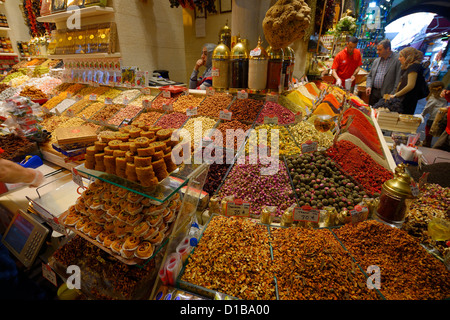 La famille turque shopping pour les fruits secs dans l'Egyptian Spice Bazaar Eminönü Fatih Istanbul Turquie Banque D'Images