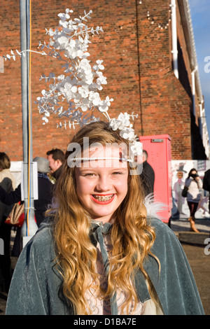 Jeune fille visiteur à la fête de Noël victorien portsmouth Banque D'Images