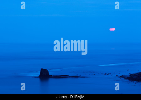 Saltwick Bay avec la Super Pleine Lune du 19 mars 2011, à l'augmentation vers Black Nab de North York Moors National Park Banque D'Images